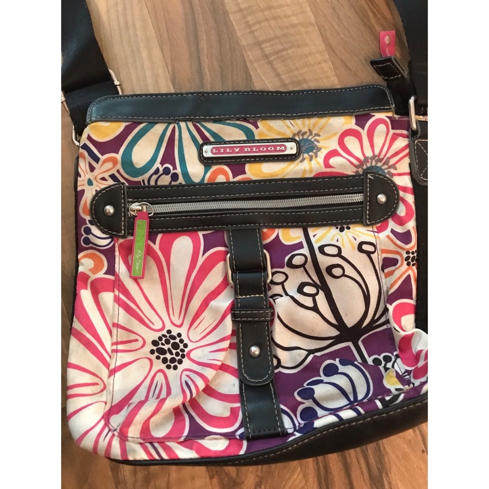 SOLD INDEPENDENTLY Crossbody Lily Bloom Purse 👜🌷
